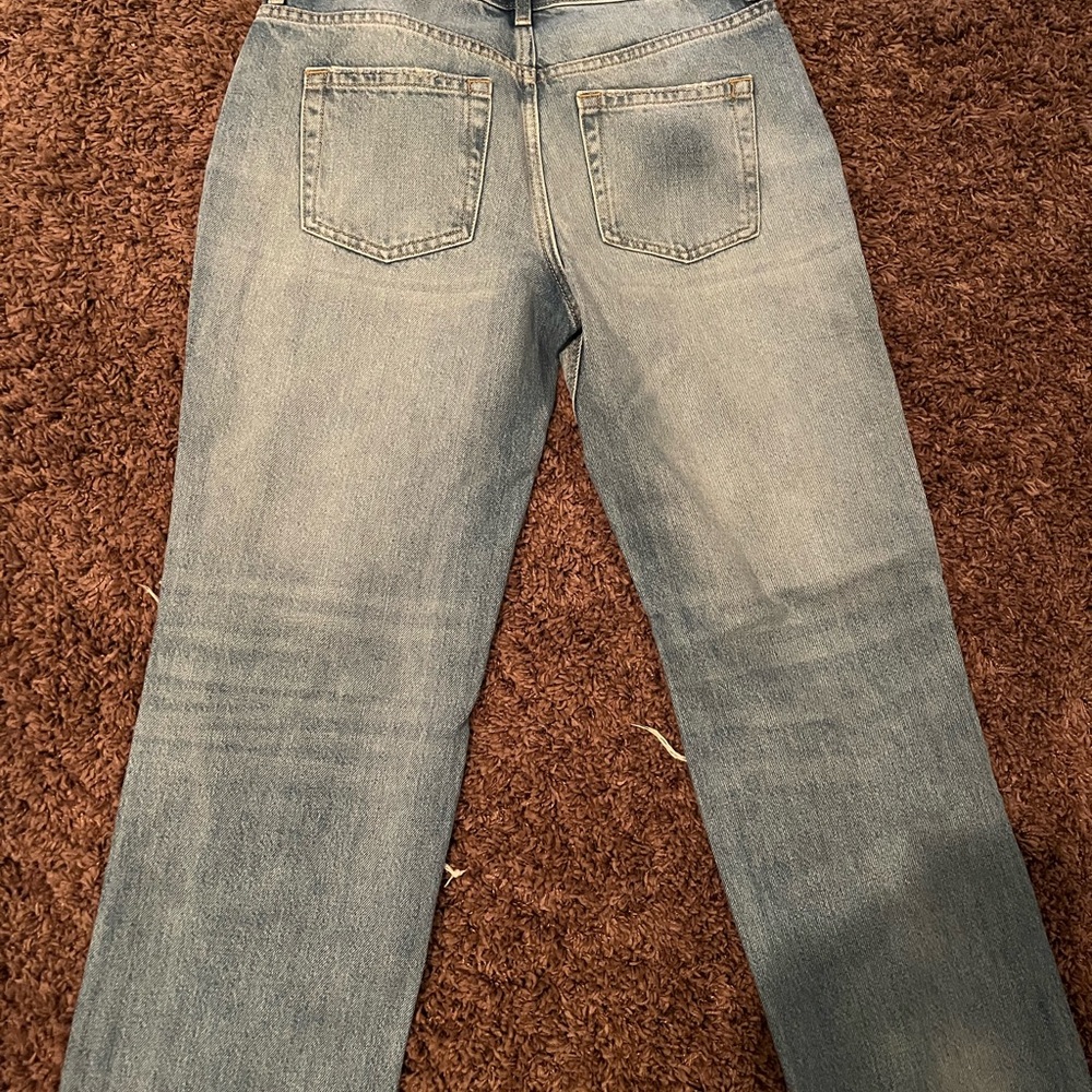 Free People light washed cropped jeans. Size 26. Never worn.